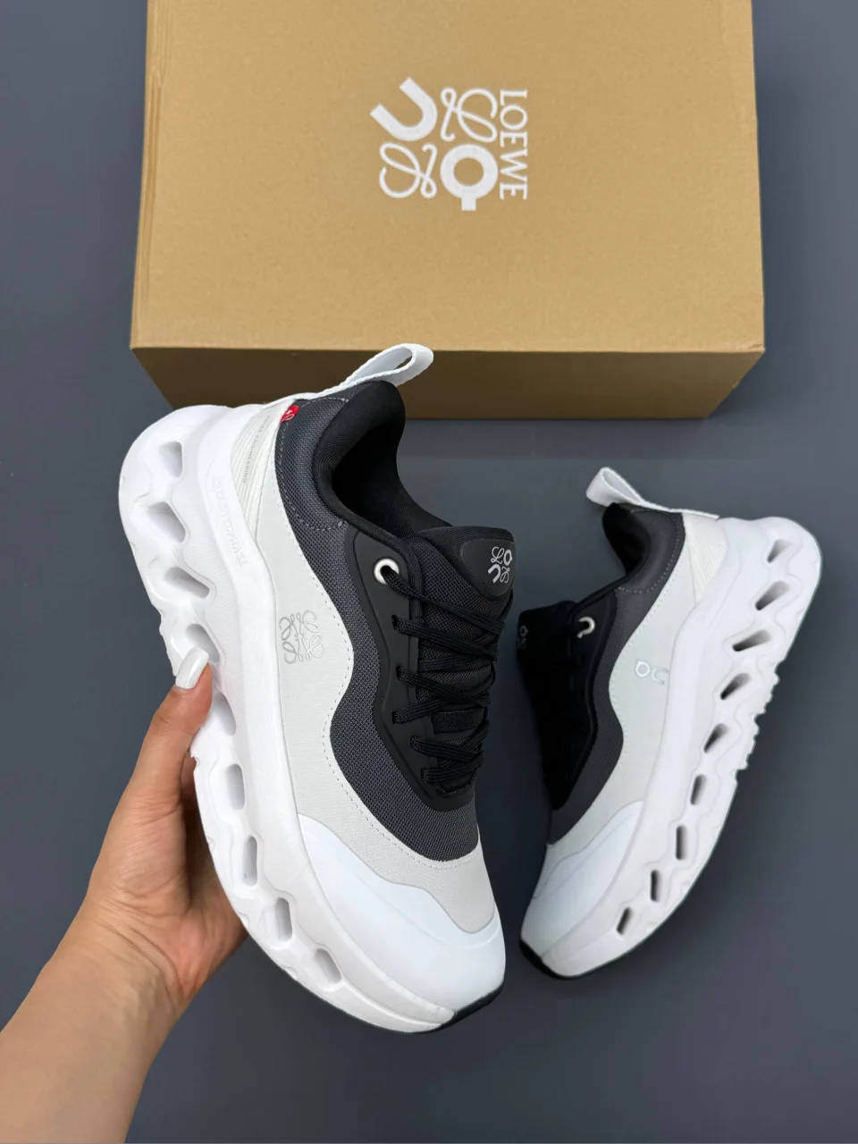 کتونی-اسپرت-آن-رانینگ-لوئوه-مدل-On-Running-x-Loewe-Cloudtilt-2-Black_White-1