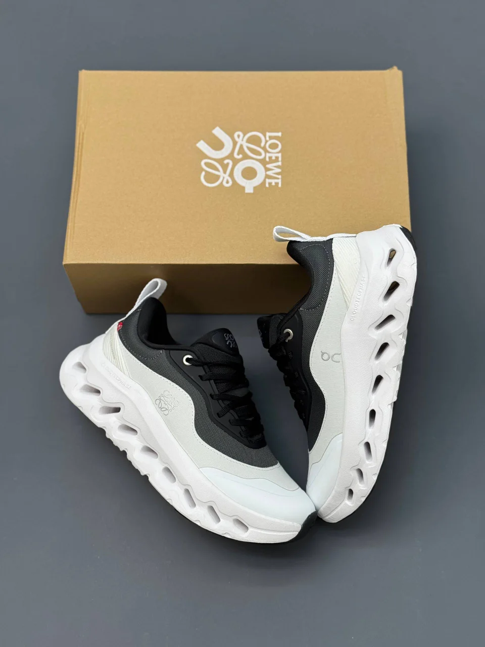 کتونی-اسپرت-آن-رانینگ-لوئوه-مدل-On-Running-x-Loewe-Cloudtilt-2-Black_White-4
