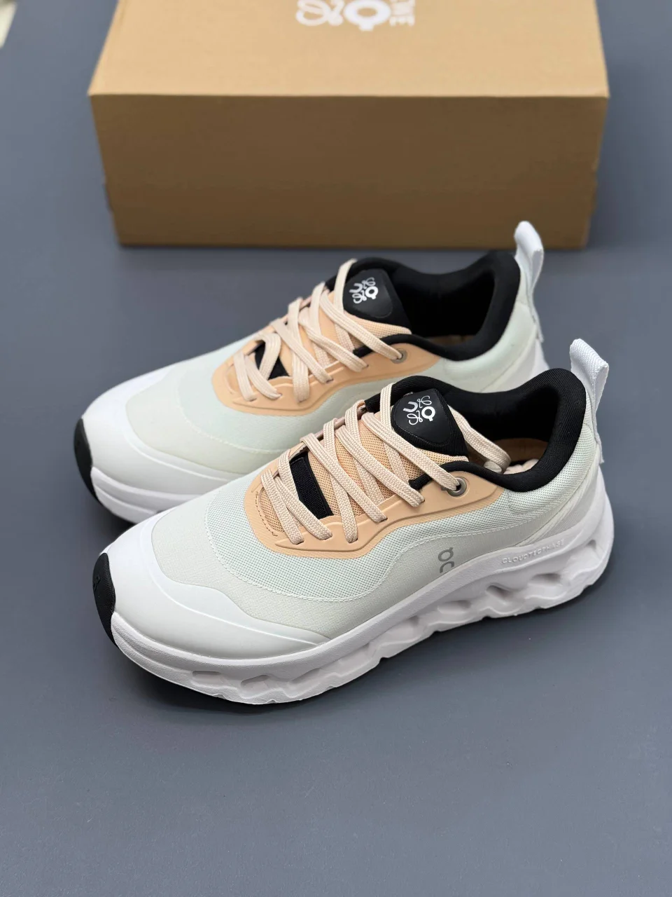 کتونی-زنانه-آن-رانینگ-لوئوه-مدل-LOEWE-x-On-Cloudtilt-2.0-Tan-White-2