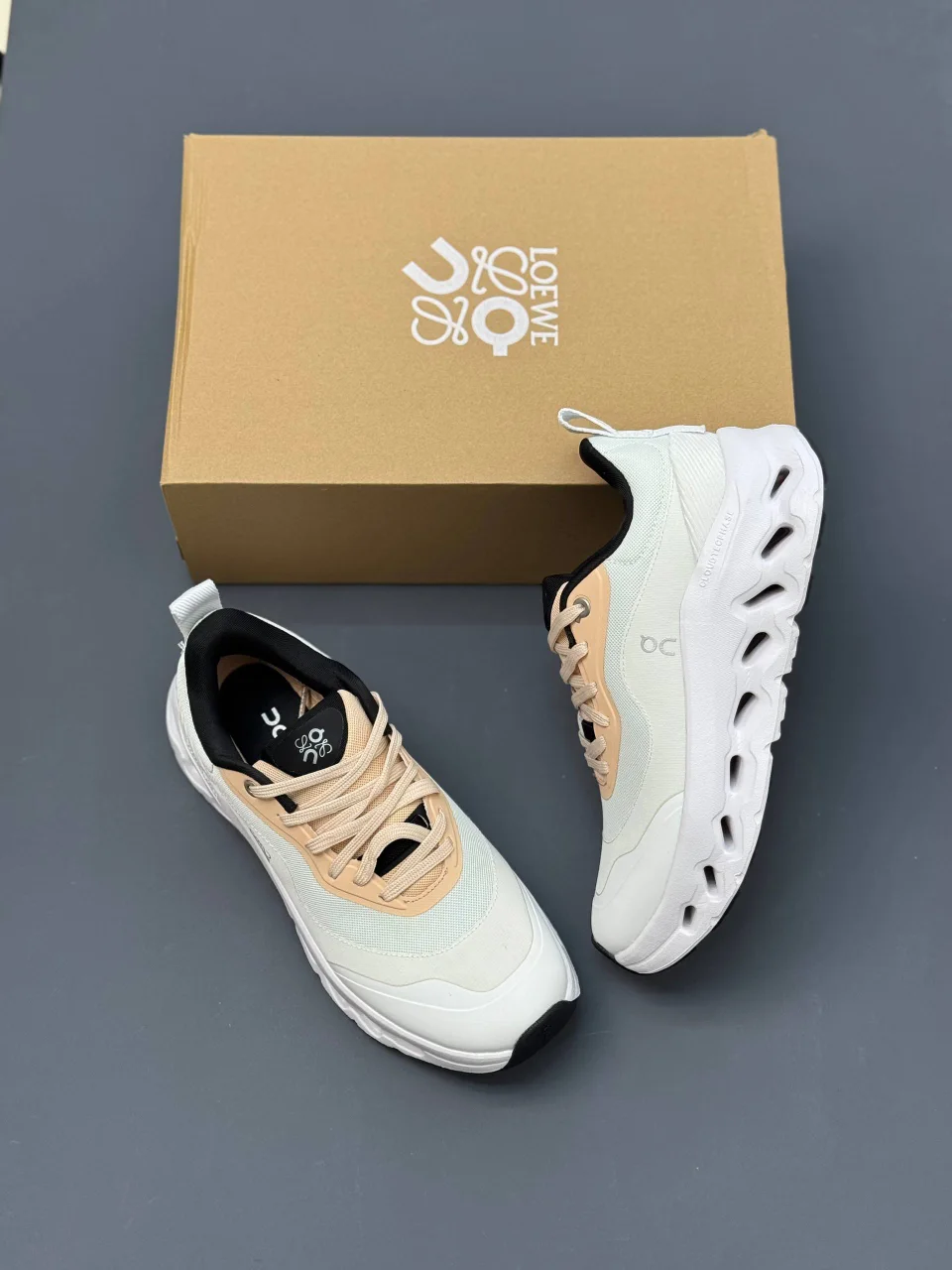 کتونی-زنانه-آن-رانینگ-لوئوه-مدل-LOEWE-x-On-Cloudtilt-2.0-Tan-White-3