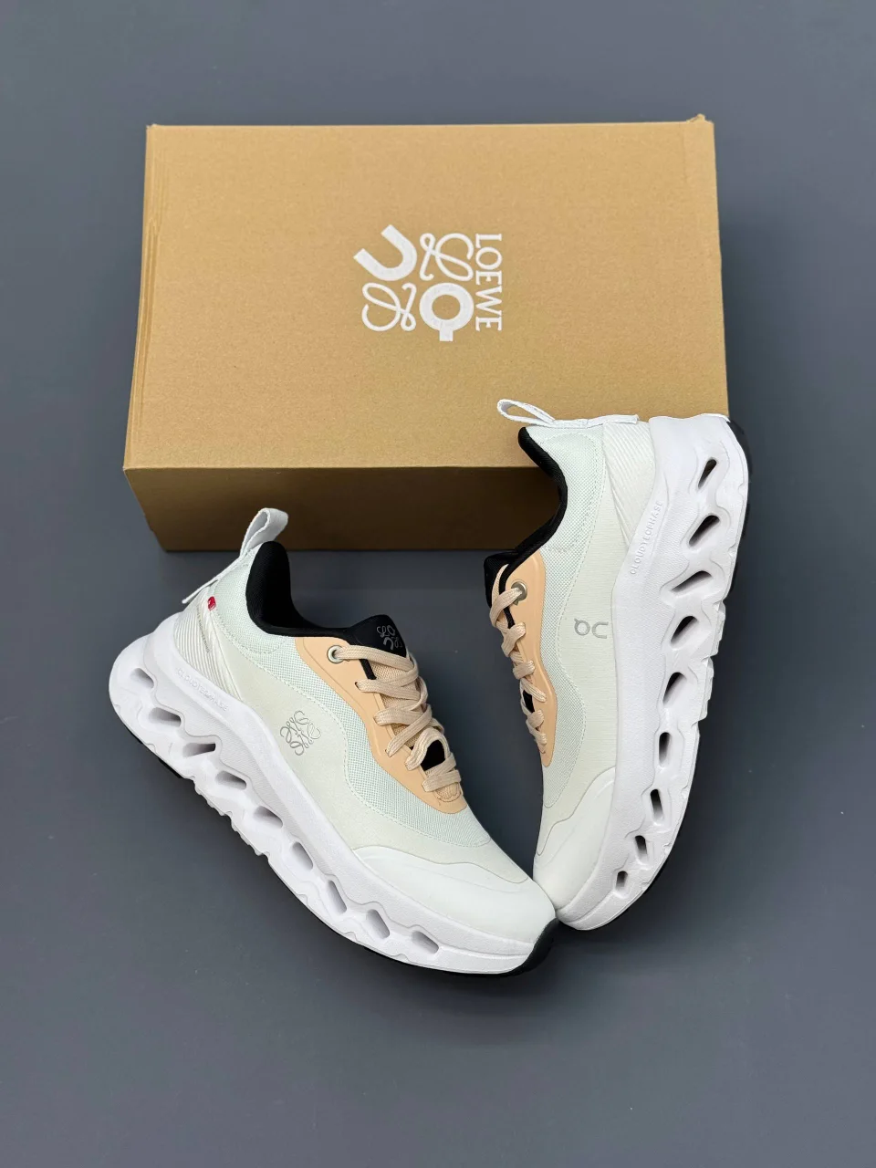 کتونی-زنانه-آن-رانینگ-لوئوه-مدل-LOEWE-x-On-Cloudtilt-2.0-Tan-White-4