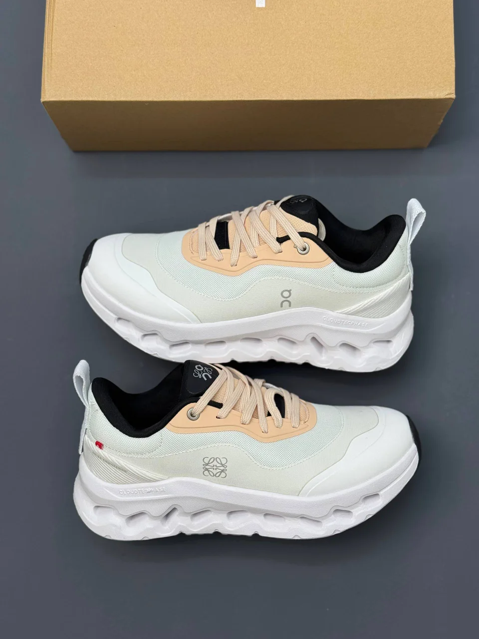 کتونی-زنانه-آن-رانینگ-لوئوه-مدل-LOEWE-x-On-Cloudtilt-2.0-Tan-White-5